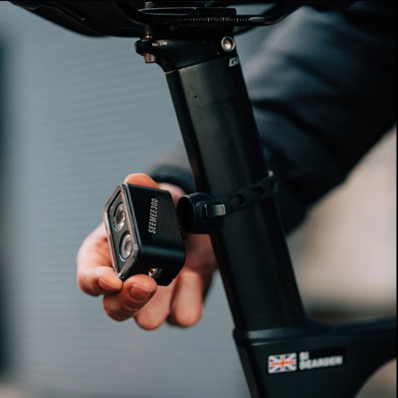 Magicshine SEEMEE300 Inteligentne światło tylne wielokierunkowe IPX6 300 lumenów widoczność i bezpieczeństwo 360°