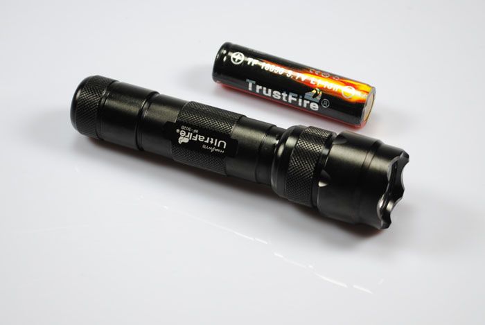 UltraFire WF-502B T6 LED 1200 lumenów, wytrzymała, 5-trybowa, biwakowa i awaryjna latarka o niezawodnym oświetleniu.