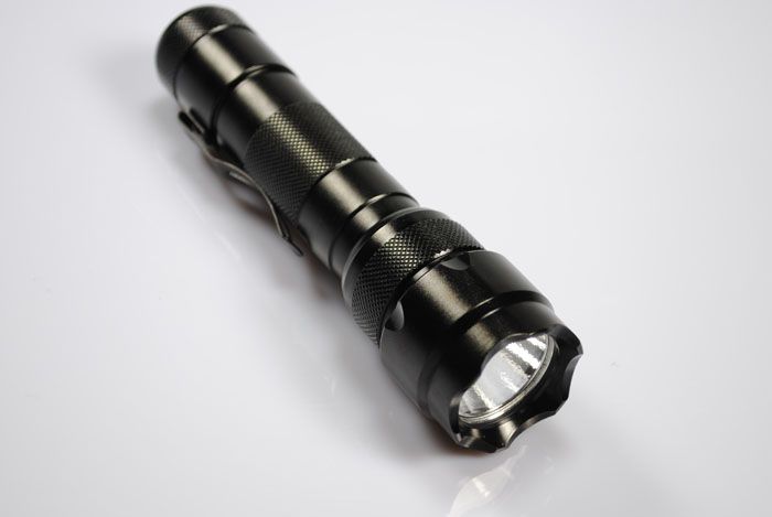 UltraFire WF-502B T6 LED 1200 lumenów, wytrzymała, 5-trybowa, biwakowa i awaryjna latarka o niezawodnym oświetleniu.
