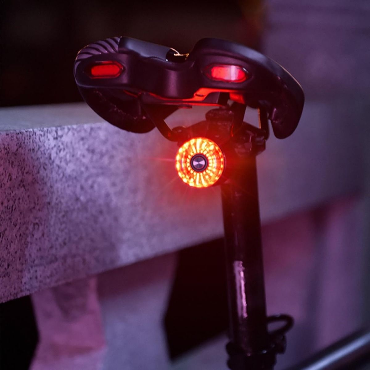 Inteligentna Lampka Rowerowa Tylna na Sztycę z Czujnikiem Hamowania, Wodoodporna, USB.